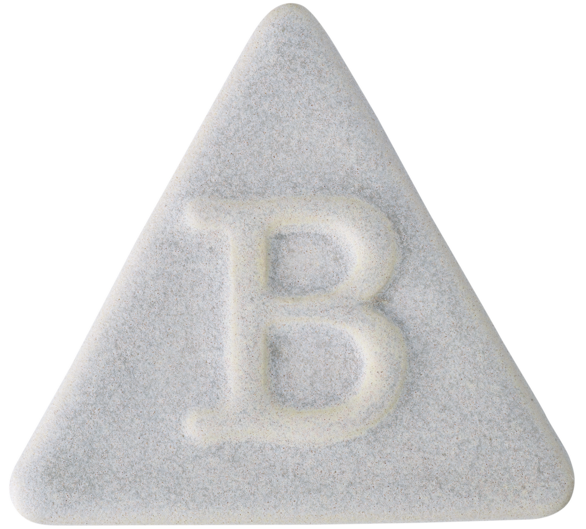 Eine hellgraue, dreieckige Tafel mit abgerundeten Ecken und einem großen erhabenen „B“ in der Mitte – in Anlehnung an die Oberfläche der bei 1220–1280 °C gebrannten Glasuren von Botz Steinzeug.