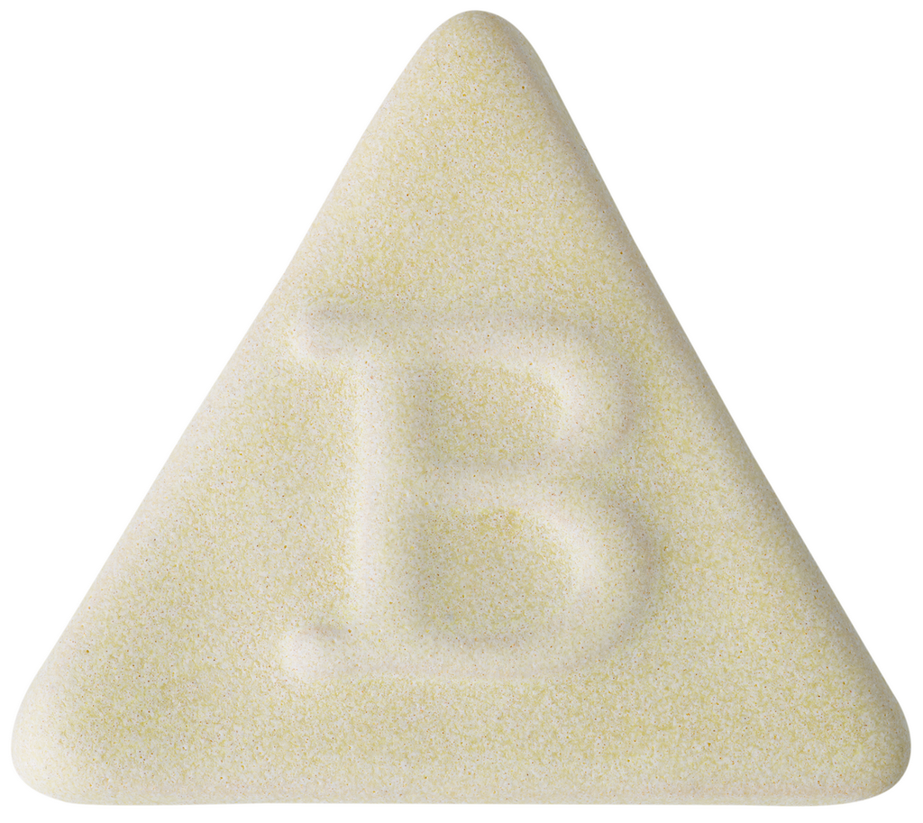 Eine dreieckige, cremefarbene Botz-Steinzeugtafel mit abgerundeten Ecken und dem geprägten Buchstaben B auf der Oberfläche, inspiriert von klassischen, traditionellen Steinzeugglasur-Oberflächen bei 1220–1280 °C.