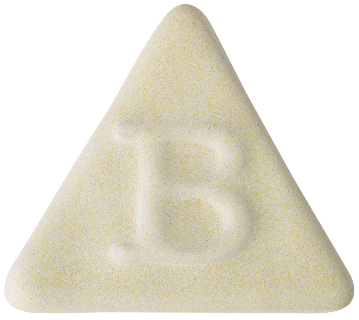 Eine dreieckige, cremefarbene Botz-Steinzeugtafel mit abgerundeten Ecken und dem geprägten Buchstaben B auf der Oberfläche, inspiriert von klassischen, traditionellen Steinzeugglasur-Oberflächen bei 1220–1280 °C.