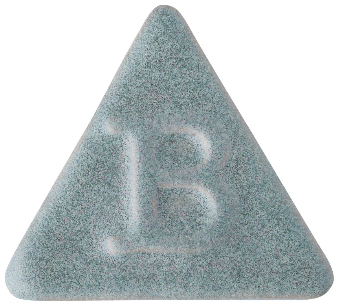 Eine hellblaue, dreieckige Tafel mit einem großen, erhabenen Buchstaben B in der Mitte, der an die bei 1220–1280 °C gebrannte Glasur von Botz Steinzeug erinnert.