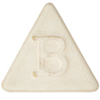 Eine beige, dreieckige Botz Steinzeugtafel mit abgerundeten Ecken und einer mittigen B-Gravur auf weißem Hintergrund – geeignet für die Verwendung mit Steinzeugglasur im Brennbereich von 1220–1280 °C.