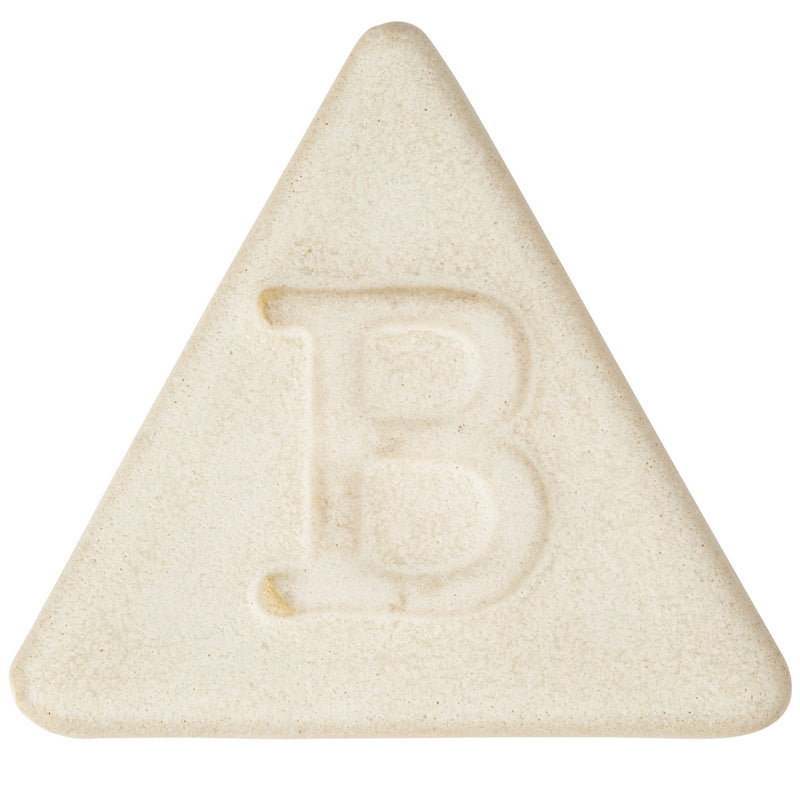 Eine beige, dreieckige Botz Steinzeugtafel mit abgerundeten Ecken und einer mittigen B-Gravur auf weißem Hintergrund – geeignet für die Verwendung mit Steinzeugglasur im Brennbereich von 1220–1280 °C.