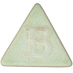 Eine hellgrüne, dreieckige Keramikfliese mit einem erhabenen Buchstaben B in der Mitte, veredelt mit Botz Steinzeug-Glasur, geeignet zum Brennen bei 1220–1280 °C.