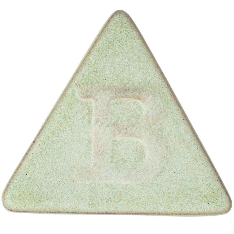 Eine hellgrüne, dreieckige Keramikfliese mit einem erhabenen Buchstaben B in der Mitte, veredelt mit Botz Steinzeug-Glasur, geeignet zum Brennen bei 1220–1280 °C.