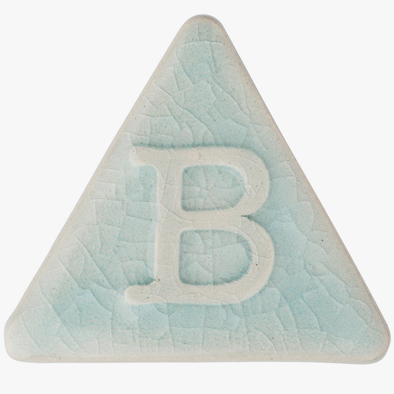 Eine dreieckige Keramikfliese aus Botz Steinzeug mit einer hellblauen Krakeleeglasur (gebrannt bei 1220–1280 °C) und einem erhabenen Buchstaben B in der Mitte.