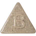 Das Botz Steinzeug ist eine beige, dreieckige Keramikfliese mit Krakelee-Optik und einem erhabenen Buchstaben B in der Mitte; sie ist für den Brennbereich geeignet und wird bei 1220–1280 °C gebrannt.