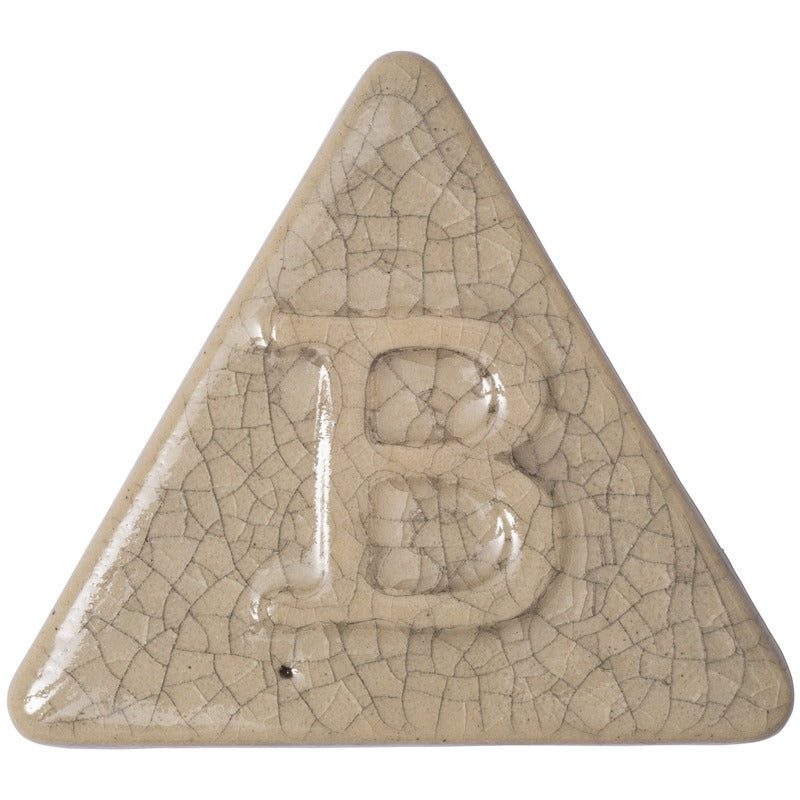 Das Botz Steinzeug ist eine beige, dreieckige Keramikfliese mit Krakelee-Optik und einem erhabenen Buchstaben B in der Mitte; sie ist für den Brennbereich geeignet und wird bei 1220–1280 °C gebrannt.