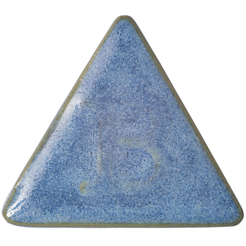 Das Botz Steinzeug ist eine dreieckige Keramikfliese mit einer hellblauen, leicht gesprenkelten Glasur, die bei 1220–1280 °C gebrannt wurde und in deren Mitte ein schwach erhabener Buchstabe B zu sehen ist.
