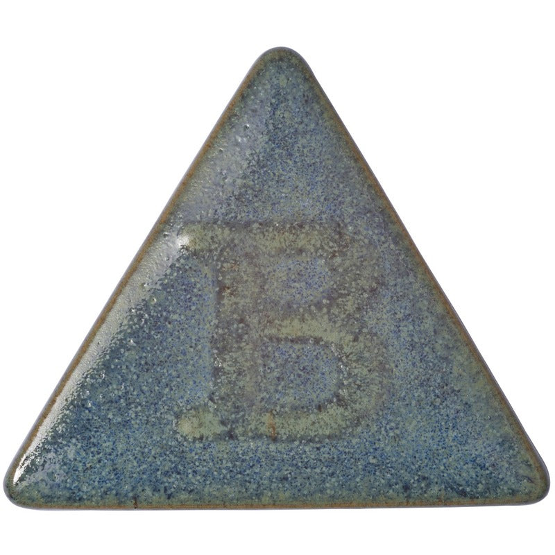 Das Botz Steinzeug ist eine dreieckige Keramikfliese mit einer strukturierten, gesprenkelten blaugrünen Glasur, die bei 1220–1280 °C gebrannt wird und in der Mitte einen erhabenen Buchstaben B aufweist.