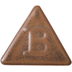 Eine braune, dreieckige Botz-Steinzeugtafel mit einem zentralen „B“, die durch das Brennen bei 1220–1280 °C klassische Steinzeugglasur-Effekte hervorruft.