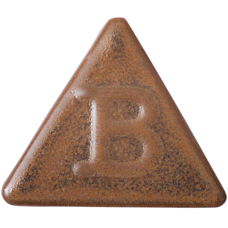Eine braune, dreieckige Botz-Steinzeugtafel mit einem zentralen „B“, die durch das Brennen bei 1220–1280 °C klassische Steinzeugglasur-Effekte hervorruft.