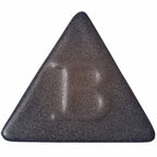 Eine dunkelgraue, dreieckige Pille mit strukturierter Oberfläche und einem in der Mitte eingeprägten „B“ ähnelt Botz Steinzeug und ist für seine Haltbarkeit im Brennbereich von 1220–1280 °C bekannt.