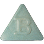 Eine dreieckige, hellgrüne Botz-Steinzeugtafel mit eingraviertem Buchstaben B, die das Aussehen von bei 1220–1280 °C gebranntem Steinzeugglasur widerspiegelt.