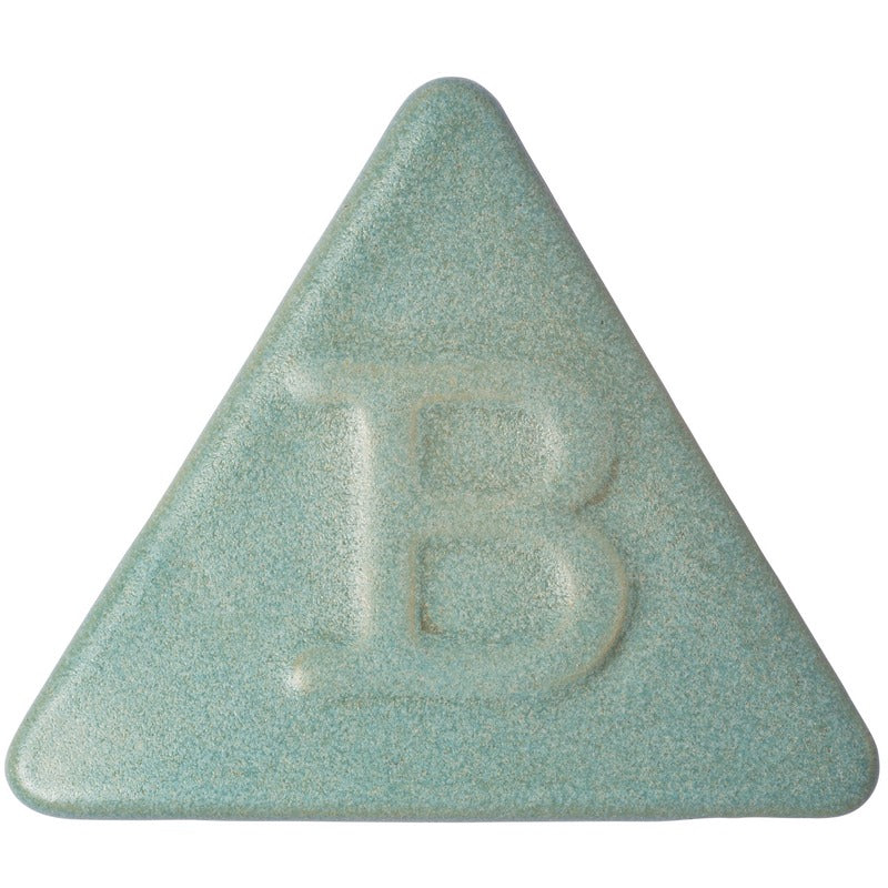 Eine dreieckige, hellgrüne Botz-Steinzeugtafel mit eingraviertem Buchstaben B, die das Aussehen von bei 1220–1280 °C gebranntem Steinzeugglasur widerspiegelt.