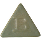 Eine grüne, dreieckige Tafel von Botz Steinzeug mit erhabenem „B“ und leicht rauer Textur, ideal für die Verwendung in Steinzeugglasuranwendungen im Brennbereich von 1220–1280 °C.