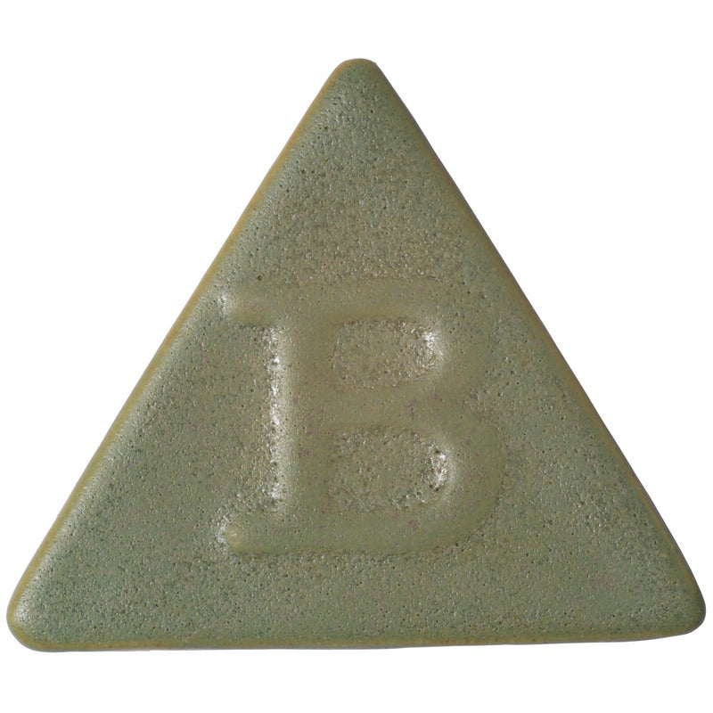 Eine grüne, dreieckige Tafel von Botz Steinzeug mit erhabenem „B“ und leicht rauer Textur, ideal für die Verwendung in Steinzeugglasuranwendungen im Brennbereich von 1220–1280 °C.