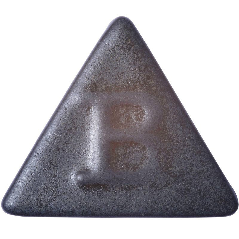 Auf weißem Untergrund ist ein schwarzes, dreieckiges Gummibärchen von Botz Steinzeug mit einem erhabenen Buchstaben B in der Mitte abgebildet.