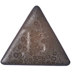 Botz Steinzeug: Ein dunkler, dreieckiger Stein mit glatter Oberfläche und kreisförmigen Mustern auf weißem Hintergrund; perfekt für Steinzeugglasur, gebrannt bei 1220–1280 °C.
