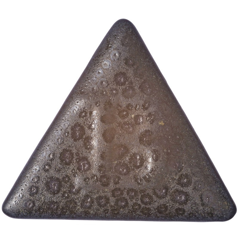 Botz Steinzeug: Ein dunkler, dreieckiger Stein mit glatter Oberfläche und kreisförmigen Mustern auf weißem Hintergrund; perfekt für Steinzeugglasur, gebrannt bei 1220–1280 °C.
