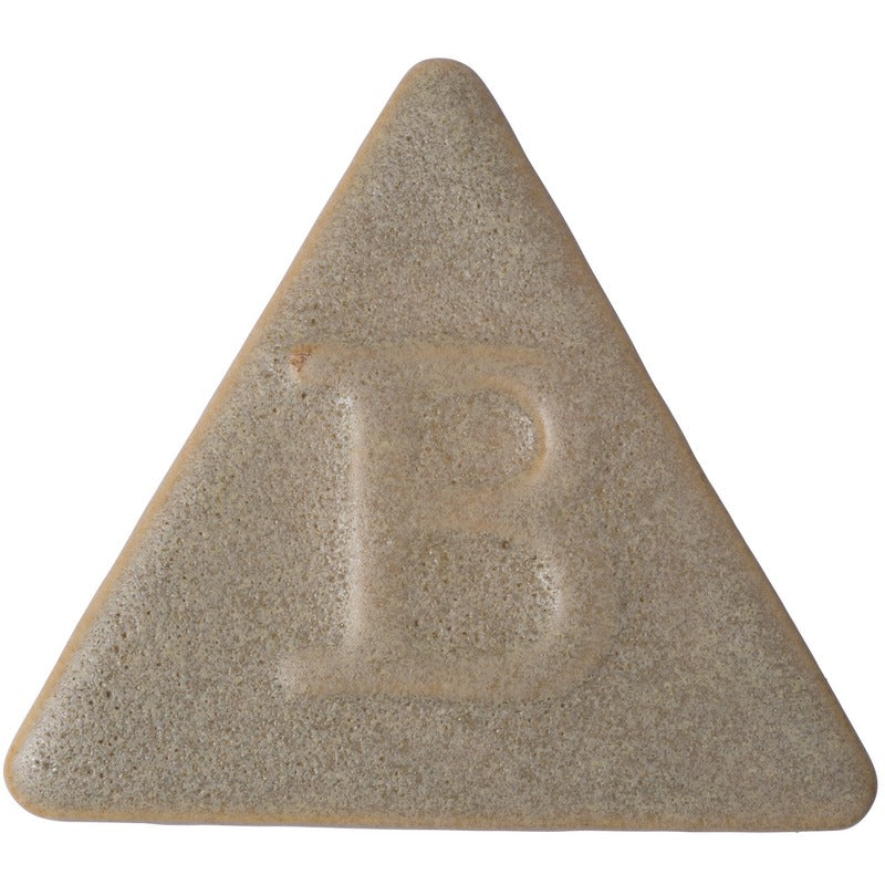Botz Steinzeug: eine beige, dreieckige Tafel mit abgerundeten Ecken und einem großen geprägten B in der Mitte, die das Aussehen einer Steinzeugglasur aus dem Brennbereich von 1220–1280 °C widerspiegelt.