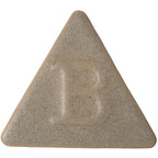 Botz Steinzeug: eine beige, dreieckige Tafel mit abgerundeten Ecken und einem großen geprägten B in der Mitte, die das Aussehen einer Steinzeugglasur aus dem Brennbereich von 1220–1280 °C widerspiegelt.