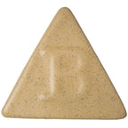 Eine beige, dreieckige Tafel mit dunklen Flecken und einem geprägten „B“ kennzeichnet Botz Steinzeug und wird für Glasurtests von Steinzeug im Brennbereich von 1220–1280 °C verwendet.