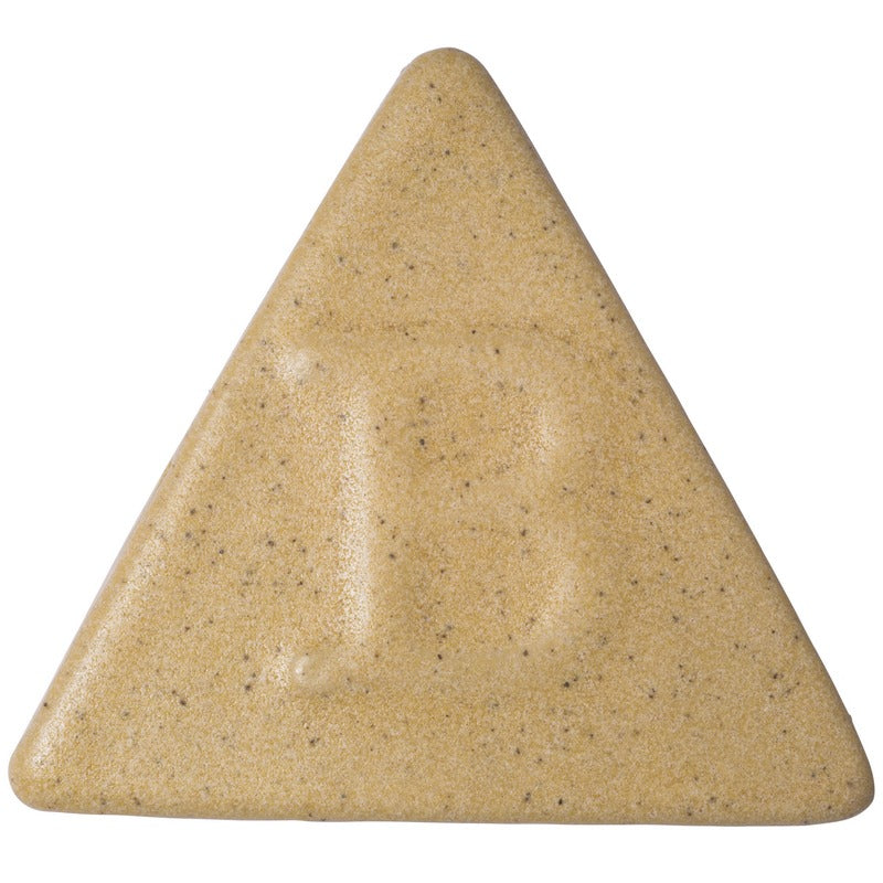 Eine beige, dreieckige Tafel mit dunklen Flecken und einem geprägten „B“ kennzeichnet Botz Steinzeug und wird für Glasurtests von Steinzeug im Brennbereich von 1220–1280 °C verwendet.
