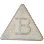 Botz Steinzeug ist eine beige, dreieckige Keramikfliese mit einem erhabenen Buchstaben B in der Mitte, einer gesprenkelten strukturierten Oberfläche und Steinzeugglasur-Finish, geeignet zum Brennen bei 1220–1280 °C.