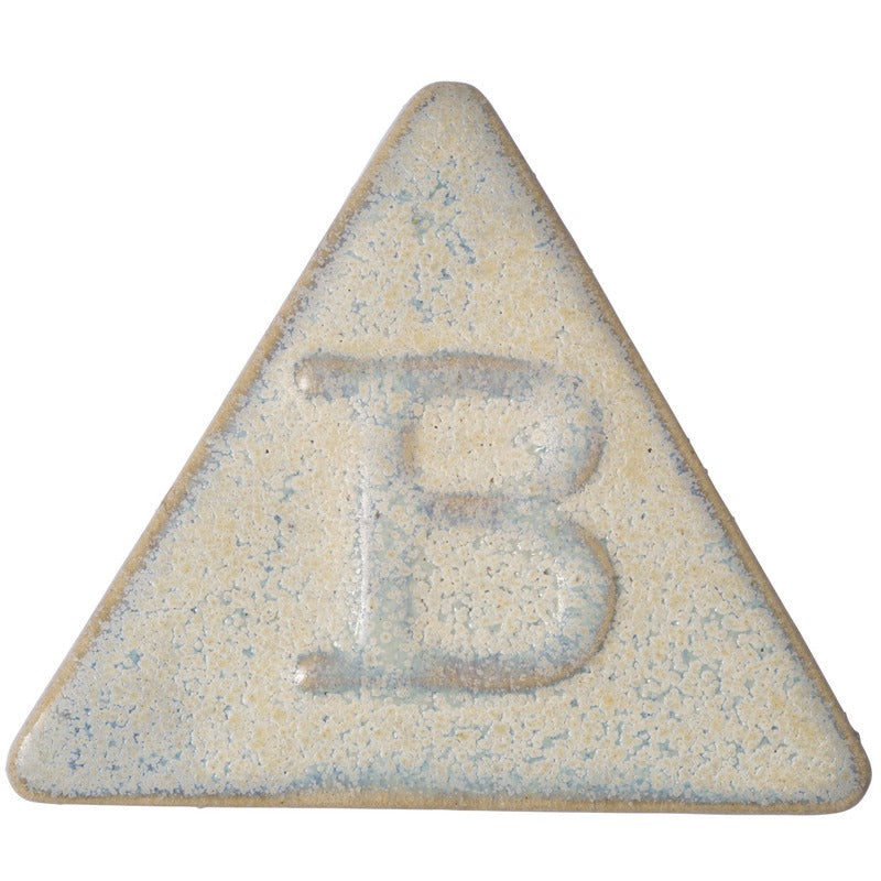 Botz Steinzeug ist eine beige, dreieckige Keramikfliese mit einem erhabenen Buchstaben B in der Mitte, einer gesprenkelten strukturierten Oberfläche und Steinzeugglasur-Finish, geeignet zum Brennen bei 1220–1280 °C.