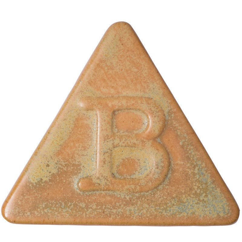 Botz Steinzeug: Eine dreieckige Keramikfliese in Hellbraun mit blaugrünen Reflexen, mittig ein erhabenes großes B. Geeignet zum Brennen im Brennbereich von 1220-1280°C.