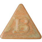 Botz Steinzeug: Eine dreieckige Keramikfliese in Hellbraun mit blaugrünen Reflexen, mittig ein erhabenes großes B. Geeignet zum Brennen im Brennbereich von 1220-1280°C.