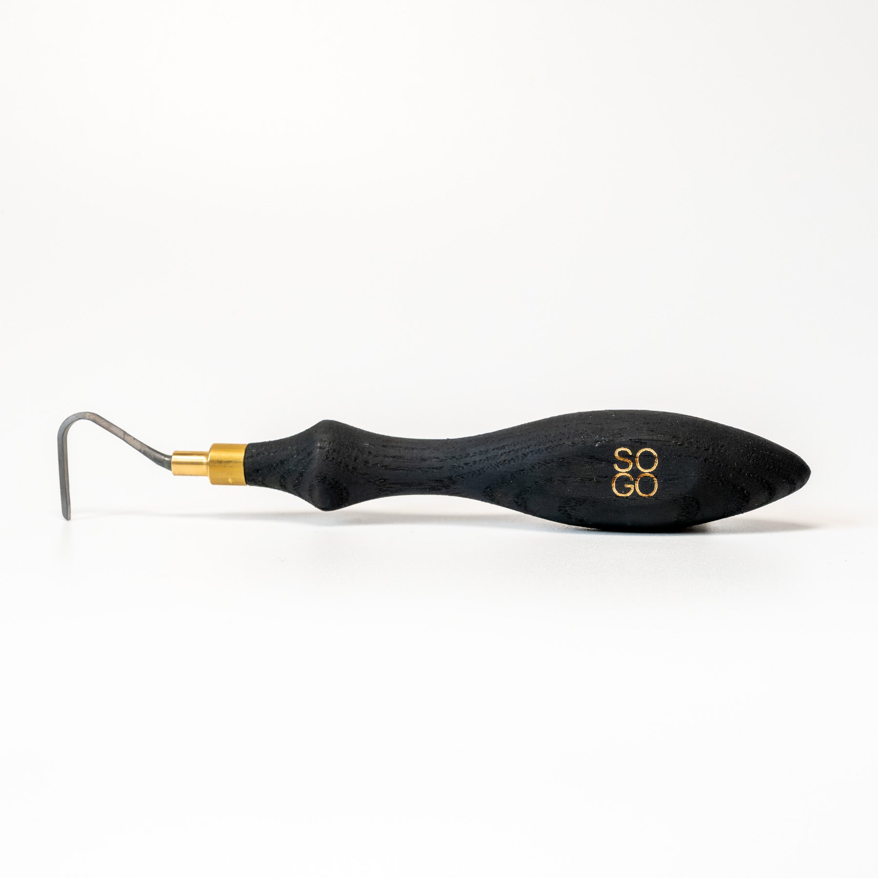 Eine schwarze ergonomische Abdrehschlinge aus Wolframcarbid mit gebogener Wolframcarbidspitze, goldfarbenen Akzenten und SOGO in Gold auf dem Griff, abgebildet auf weißem Hintergrund.