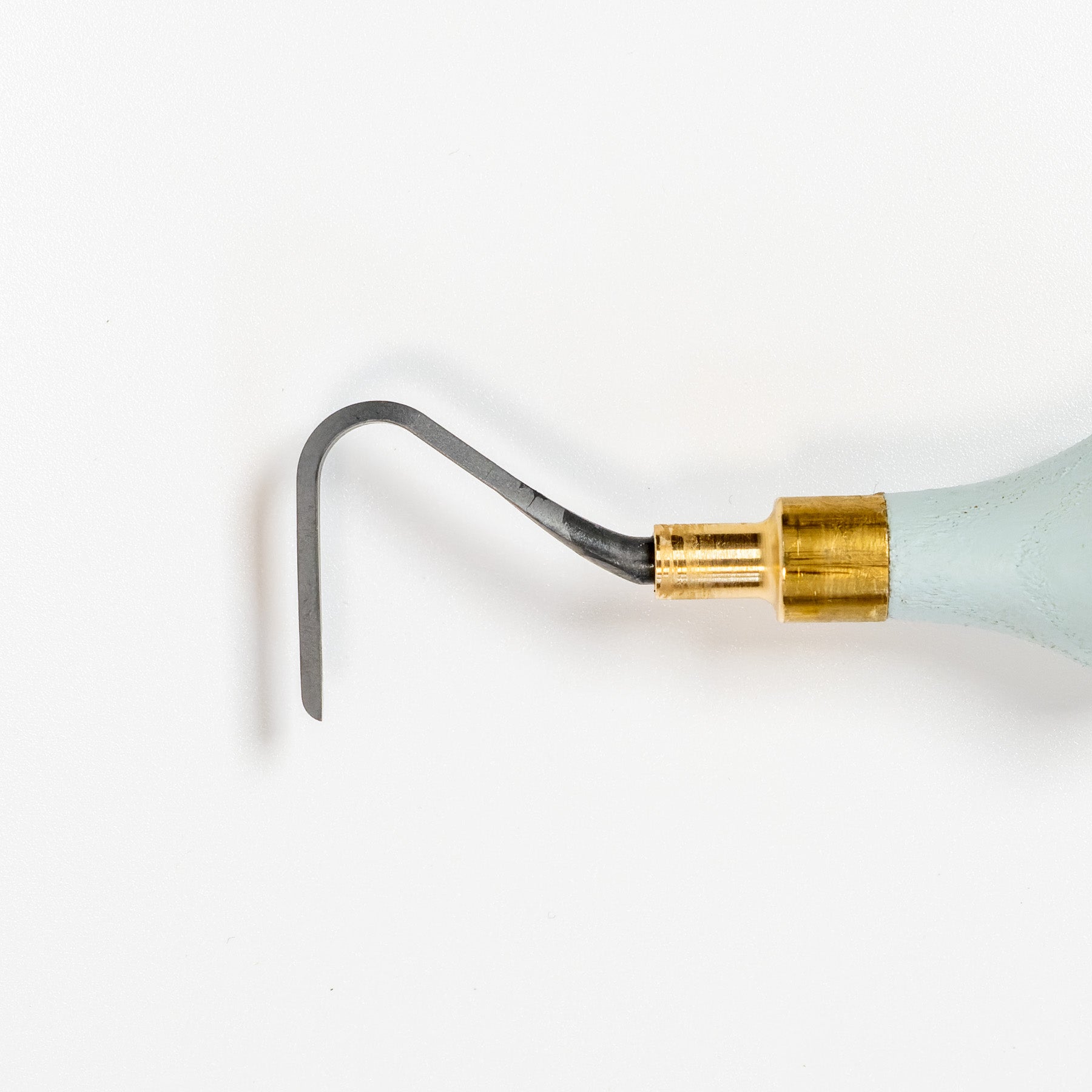 Die Abdrehschlinge aus Wolframcarbid ist ein zahnärztliches Instrument mit einer gebogenen Metallspitze und einem gold-hellblauen Griff, abgebildet auf weißem Hintergrund.