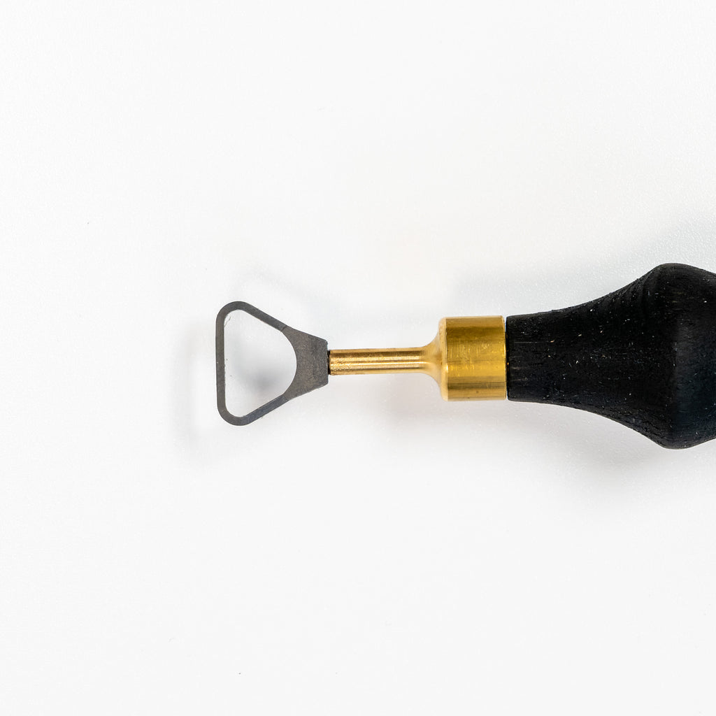 Die Abdrehschlinge aus Wolframcarbid verfügt über eine Metallschlaufe, einen schwarzen Griff und einen goldenen Hals – perfekt für präzise Keramikarbeiten mit Keramikwerkzeugen. Abbildung auf weißem Hintergrund.