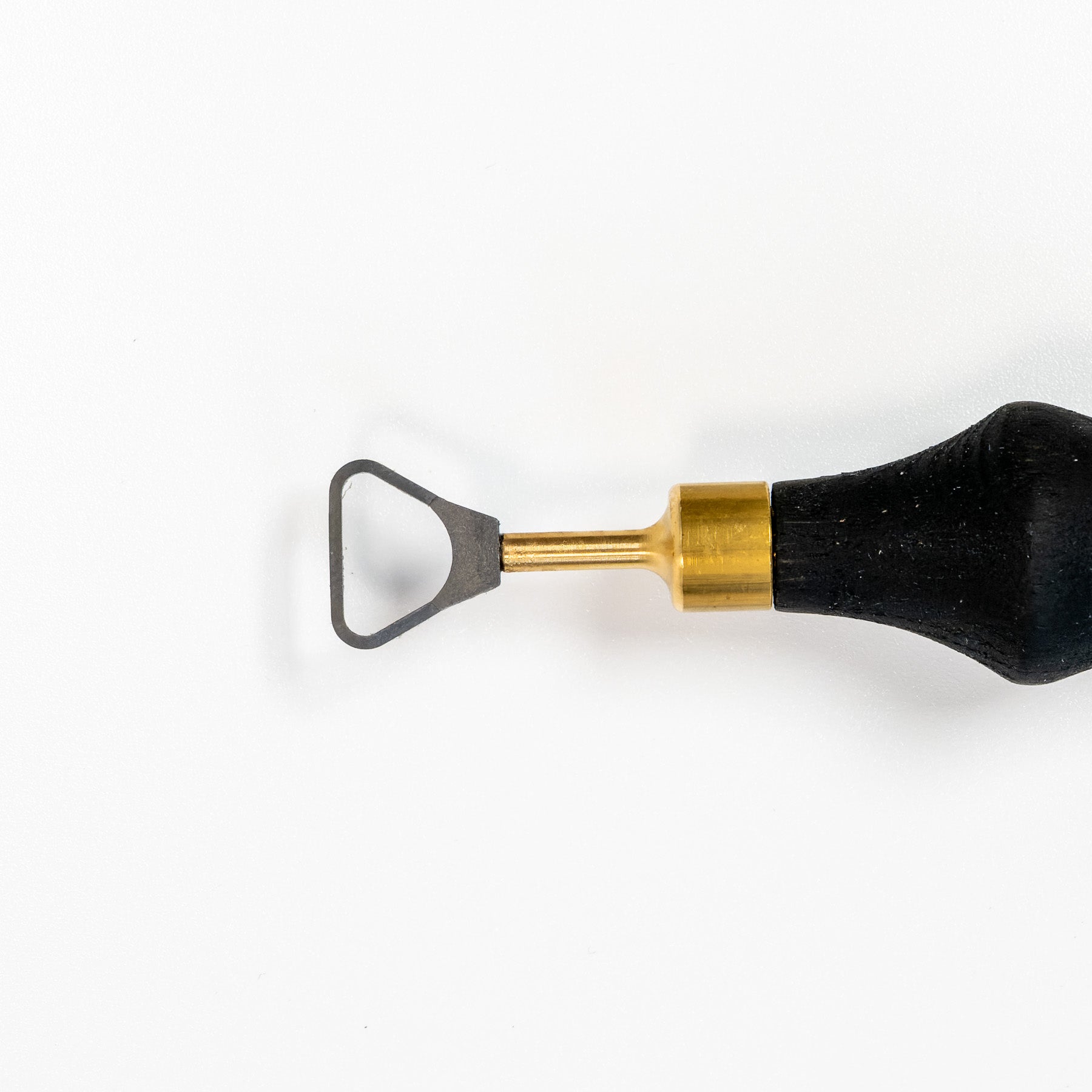 Die Abdrehschlinge aus Wolframcarbid verfügt über eine Metallschlaufe, einen schwarzen Griff und einen goldenen Hals – perfekt für präzise Keramikarbeiten mit Keramikwerkzeugen. Abbildung auf weißem Hintergrund.