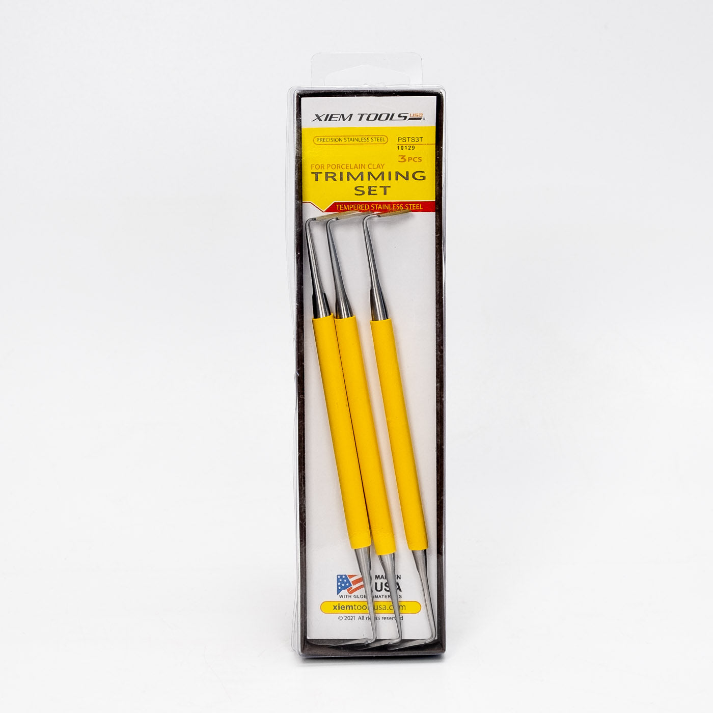 Das Xiem Tools Trimming Set umfasst drei Trimmwerkzeuge aus Metall mit gelben Griffen, verpackt und aufrecht vor einem weißen Hintergrund präsentiert – perfekt für die Arbeit mit lederhartem Ton.