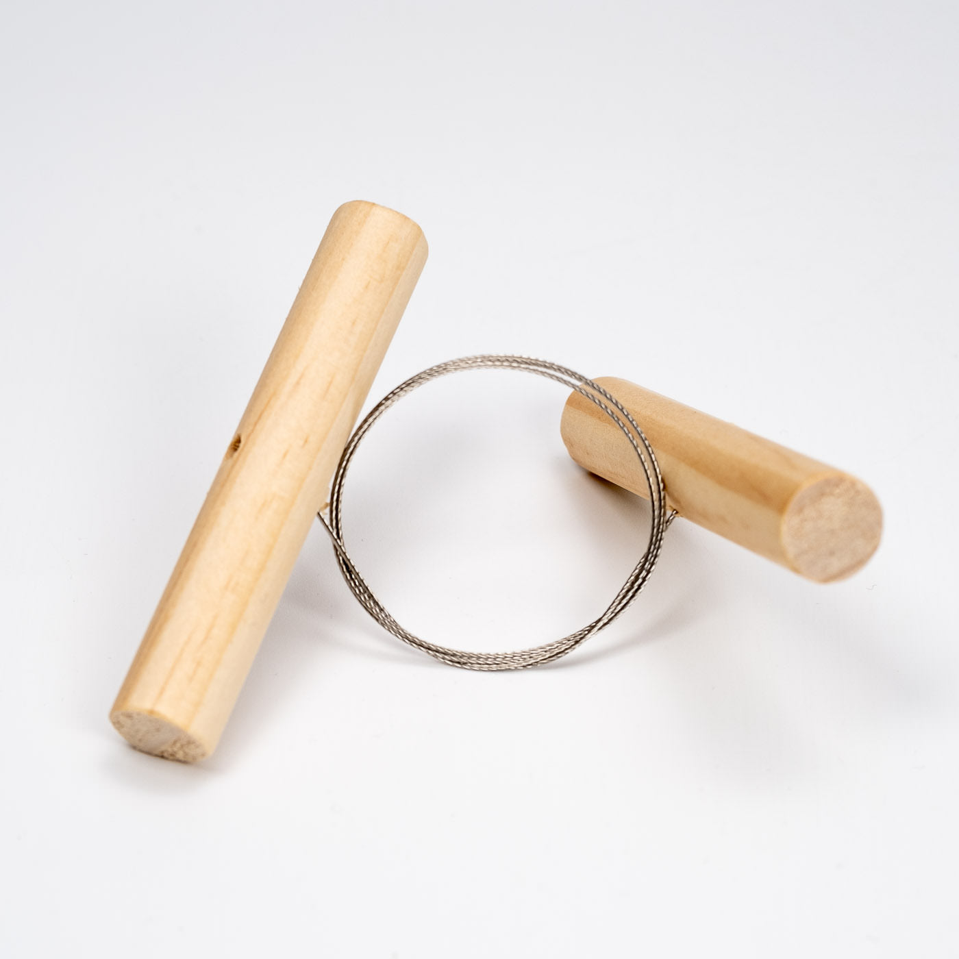 Der Schneidedraht mit Holzgriff, eine Drahtsäge mit Holzgriffen an beiden Enden, ist zu einem Kreis gewickelt und auf einem weißen Hintergrund platziert.
