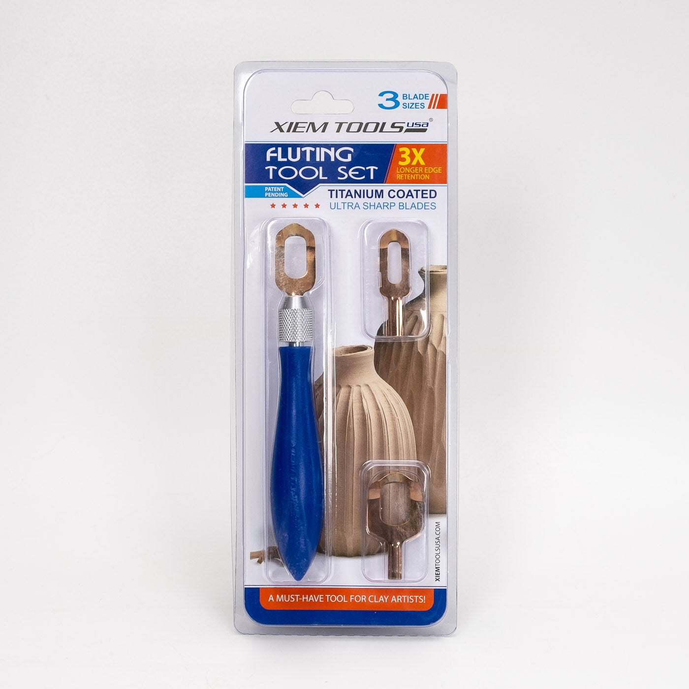 Das Xiem Tools Fluting Tool Set mit 3 Klingen verfügt über einen blauen Griff und drei titanbeschichtete Wechselklingen, ideal für Tonkünstler. Die Verpackung zeigt geschnitzte Tonvasen und betont die Schärfe und Größenvielfalt der Klingen.