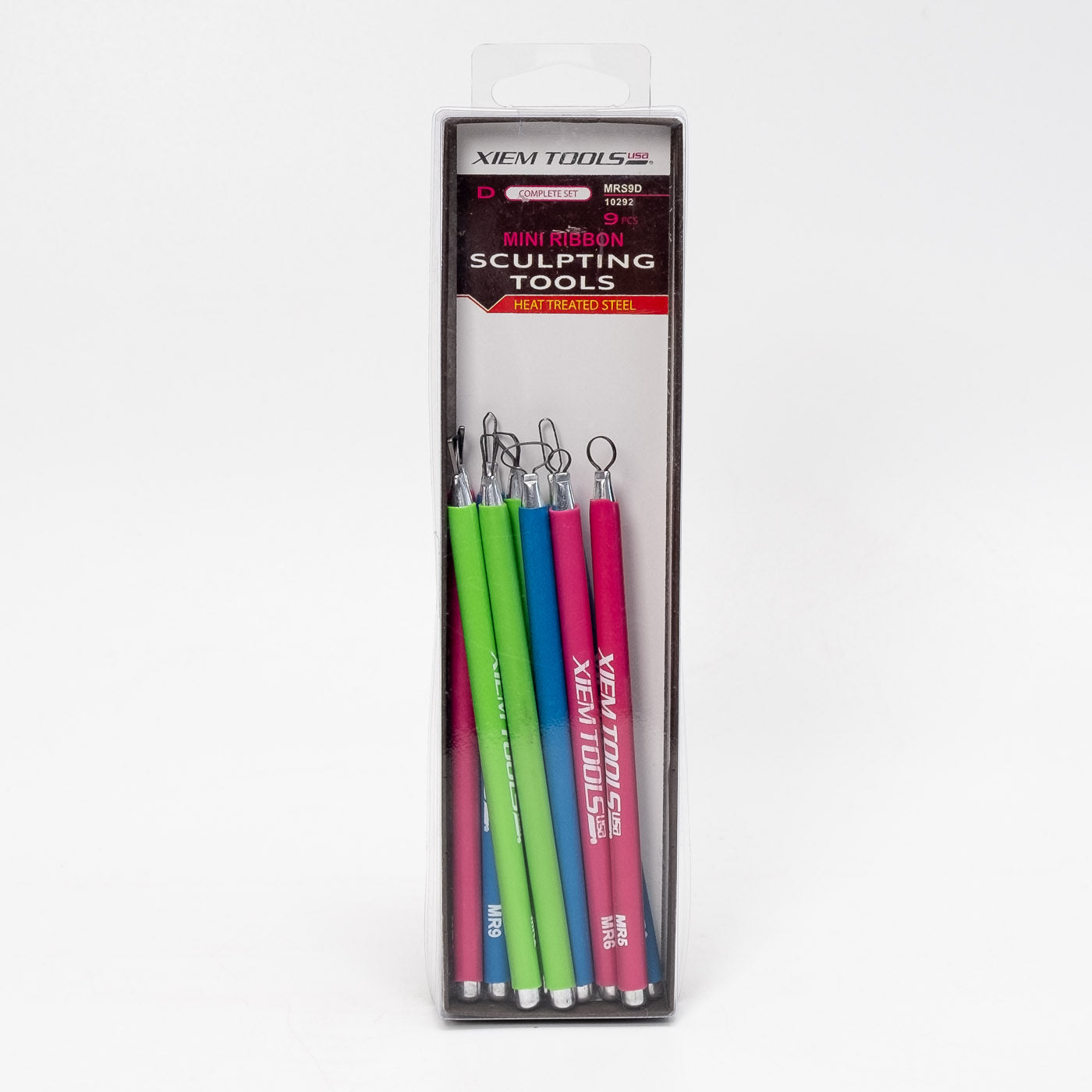 Ein 9-teiliges Set von Xiem Tools Sculpting Tools mit neun Metallwerkzeugen mit bunten Griffen ist ansprechend aufrecht in einem durchsichtigen Kunststoffgehäuse vor einem weißen Hintergrund angeordnet.